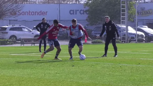 Eduardo Berizzo mira un duelo entre Daniel Gutiérrez (Colo Colo) y Bastián Yáñez (Unión Española)
