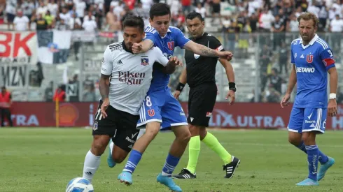 Marcos Bolados y Pablo Aránguiz disputan la pelota; Roberto Tobar y Felipe Seymour miran atentos.
