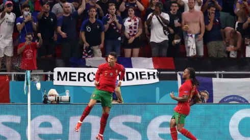 Renato Sanches celebra un gol de Cristiano Ronaldo ante Francia en la Eurocopa 2016.
