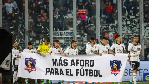 El equipo titular de Colo Colo entró a la cancha con este lienzo antes de enfrentar a Deportes Antofagasta.
