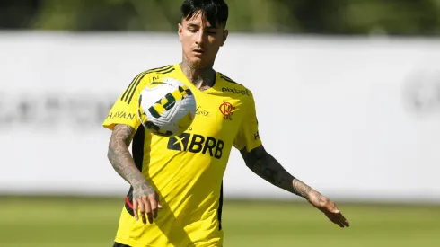 Erick Pulgar en una práctica del Flamengo. Deberá seguir a la espera de su debut.
