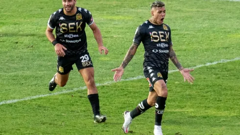 Rodrigo Piñeiro festeja uno de los dos goles que le convirtió a Deportes La Serena en el Campeonato Nacional 2022.
