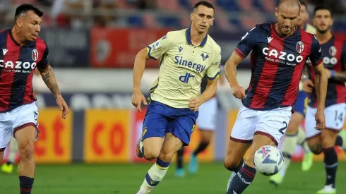 Medel estuvo durante todo el partido en la defensa del Bologna
