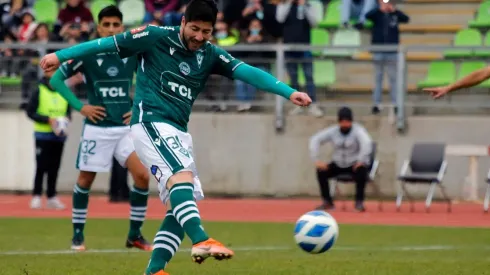 Jaime Valdés patea el penal que le dio la victoria a Santiago Wanderers ante Deportes Copiapó.
