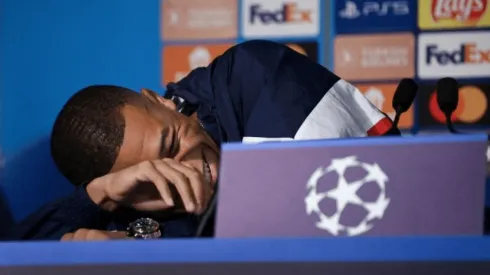 Kylian Mbappé no pudo controlar la carcajada tras una pregunta sobre los viajes en avión y el cambio climático.
