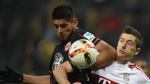 Lewandowski pelea el balón con Zambrano en la Bundesliga
