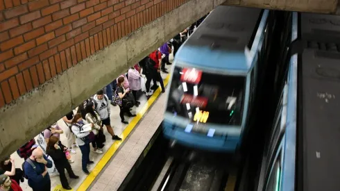 Metro Santiago conoce el horario del tren subterráneo.
