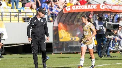 Chichi Olave recibiendo instrucciones de Luis Mena en la final
