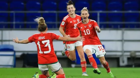 Jess Fishlock celebrando su gol ante Bosnia y Herzegovina
