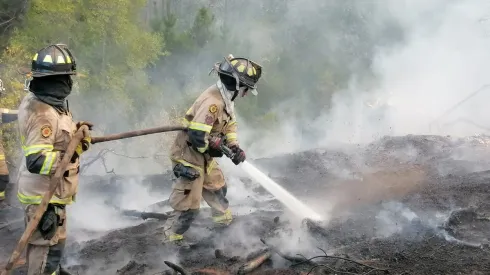 Bomberos trabajan en controlar focos en sector Portozuelo.
