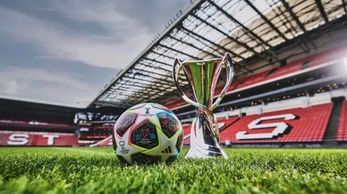 El balón oficial junto al trofeo en el PSV Stadium de Eindhoven
