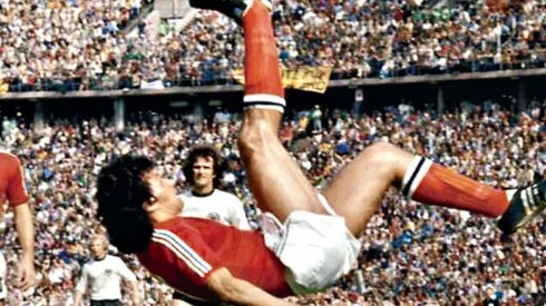 Elías Figueroa disputó 47 partidos con la camiseta de La Roja: se cumplen 57 años de su debut con Chile.
