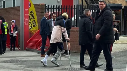 Alejandro Garnacho abandona en muletas el Old Trafford
