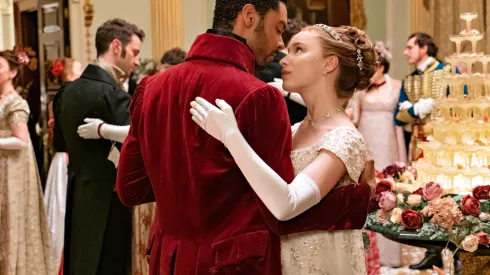 BRIDGERTON (L to R)<br />
REGÉ-JEAN PAGE as SIMON BASSET and PHOEBE DYNEVOR as DAPHNE BRIDGERTON
