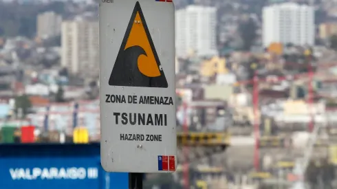 Letreros de zona de amenaza de tsunami en Valparaiso.
