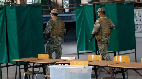 Efectivos del ejercito custodian centros de votacion en Chile.
