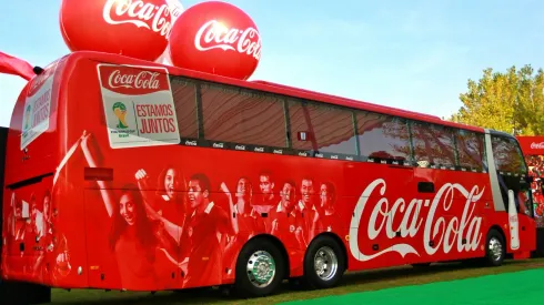 El bus de la Roja, ese que en todos los partidos traslada a la selección chilena, se quedó sin su principal marca.
