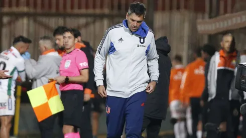 Mauricio Pellegrino tuvo que terminar de dirigir en la tribuna del Santa Laura.
