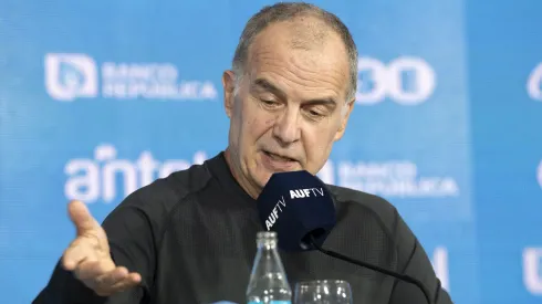 Marcelo Bielsa y breve mención a Chile en su presentación como DT de la Celeste.
