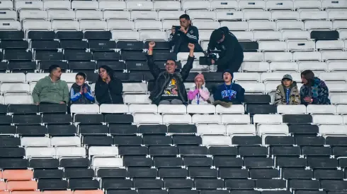 Colo Colo juega a puertas cerradas, pero con tres hinchas ilustres ante Curicó.
