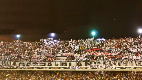 Los hinchas de Colo Colo presentes en La Bombonera para la Copa Libertadores del 2008.
