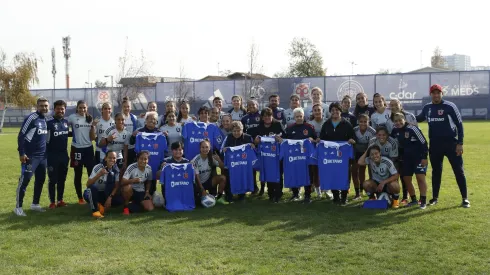 El emotivo homenaje de la U a sus pioneras en el día del futfem