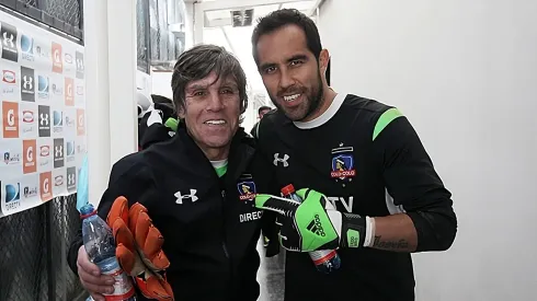 Formador de Claudio Bravo le presta ropa por las vacaciones.
