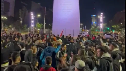 La hinchada alba en pleno Obelisco
