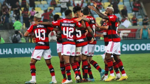 Los compañeros festejan el gol de Erick Pulgar en Flamengo.
