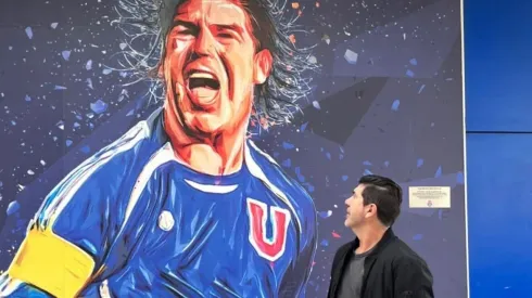 Marcelo Salas visitando su mural en el Centro Deportivo Azul.
