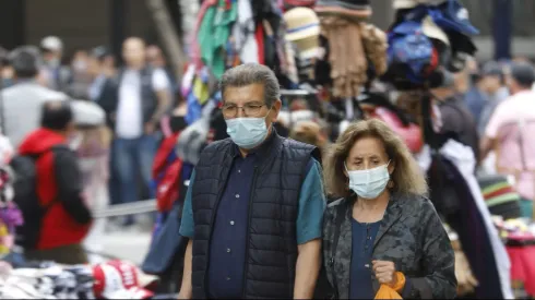 Personas usan mascarilla en la calle
