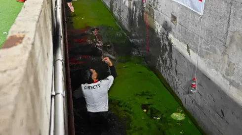 Un hincha de Estudiantes cayó al foso tras ser golpeado
