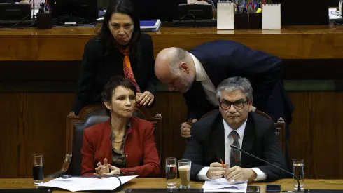 La subsecretaria de la Segpres, Macarena Lobos, el ministro de la Segpres, Álvaro Elizalde, la ministra del Interior, Carolina Tohá y el ministro de Hacienda, Mario Marcel, participan de la sesión de la Cámara de Diputados en donde se rechazó el proyecto del sexto retiro.
