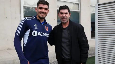 Marcelo Salas se dio el tiempo para compartir con el plantel azul.
