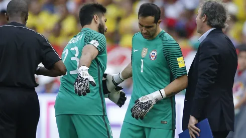 Amigos y rivales: Herrera tuvo pantalla para repasar a Claudio Bravo
