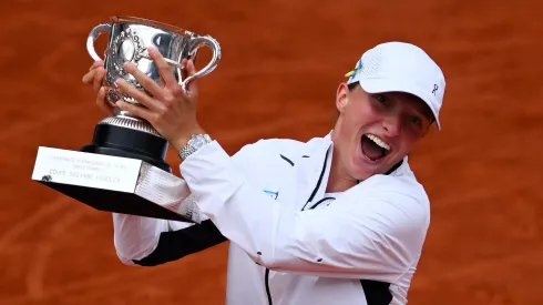 Iga Swiatek se quedó con el trofeo de Roland Garros.
