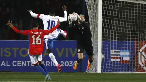 Campos en una de las pocas intervenciones que tuvo en su debut por la selección chilena.
