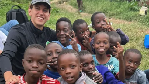 El jugador formado en Universidad de Chile con los niños.
