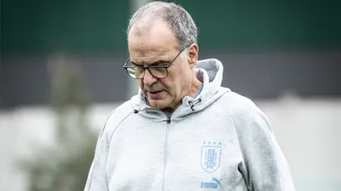 Marcelo Bielsa tendrá su debut en la banca de Uruguay este miércoles y prepara una formación con uno de los sub 20 campeones del mundo.
