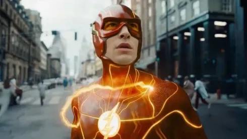 Ezra Miller es nuevamente el velocista, en una película que mezcla multiversos, cameos y mucho CGI.

