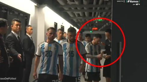 Locura: Árbitro de Argentina vs Australia le pide un autógrafo a Messi