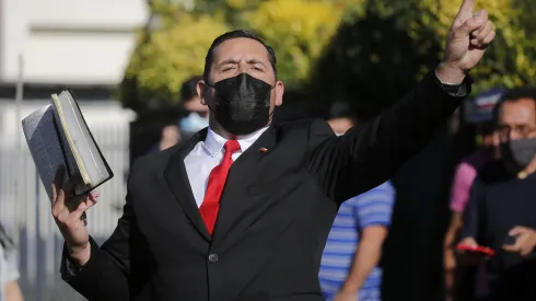 Pastor Soto se vuelve loco y desafía a diputado Winter
