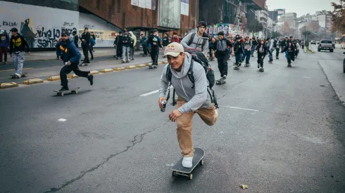 Los skaters chilenos celebran su día este 21 de junio en las calles de Santiago.
