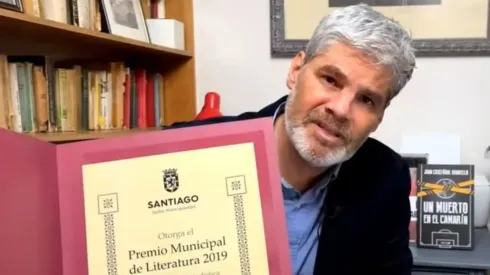 Guarello mostró un premio en cámara.
