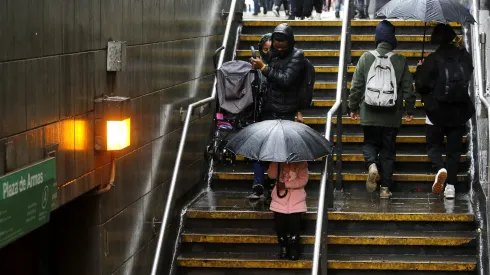 Personas ingresando al Metro de Santiago en medio de la lluvia (2021)
