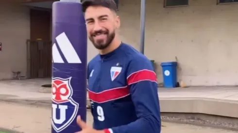 Lucero entrenó sonriente en la casa del archirrival de Colo Colo, su exclub.
