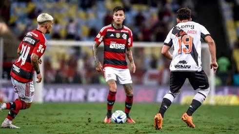 Erick Pulgar se graduó de estrella en el Flamengo este fin de semana y la prensa brasileña lo aplaude con todo.
