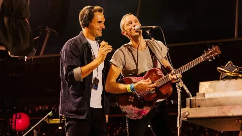 Roger Federer sube a cantar en concierto de Coldplay y lo pasa chancho