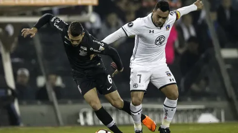 Esteban Paredes lucha un balón con Danilo Avelar en la llave que Colo Colo le ganó a Corinthians en la Copa Libertadores 2018. 
