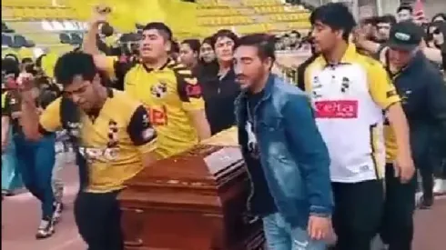 Otra vez: hinchas de Coquimbo despiden a barrista en el estadio